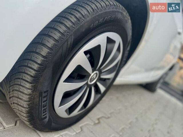 Белый Рено Зое, объемом двигателя 0 л и пробегом 86 тыс. км за 10850 $, фото 34 на Automoto.ua