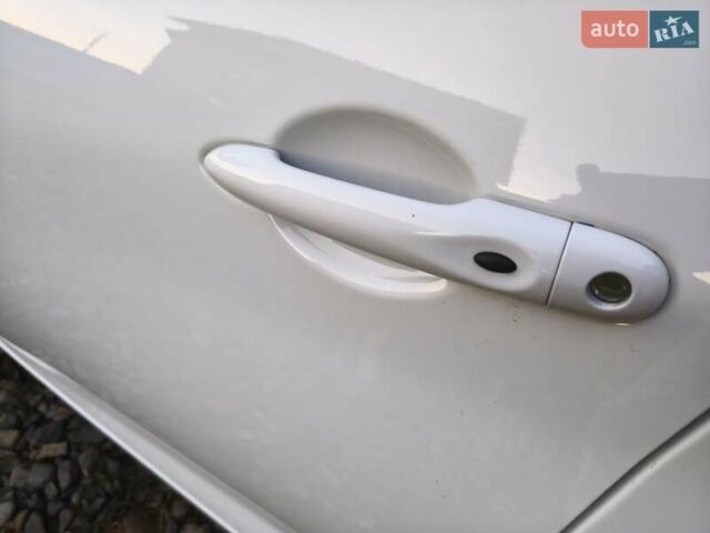 Белый Рено Зое, объемом двигателя 0 л и пробегом 98 тыс. км за 10950 $, фото 30 на Automoto.ua