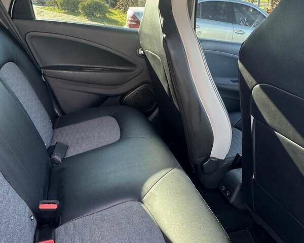 Белый Рено Зое, объемом двигателя 0 л и пробегом 78 тыс. км за 12200 $, фото 5 на Automoto.ua