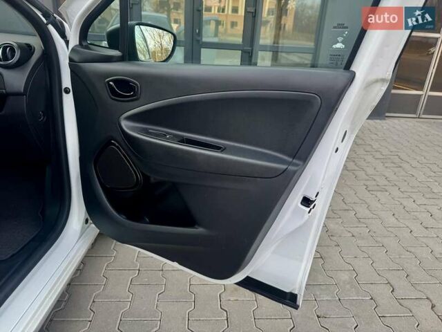 Белый Рено Зое, объемом двигателя 0 л и пробегом 86 тыс. км за 10850 $, фото 86 на Automoto.ua