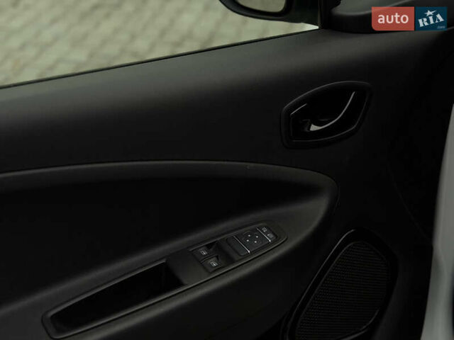 Білий Рено Зое, об'ємом двигуна 0 л та пробігом 28 тис. км за 12222 $, фото 19 на Automoto.ua