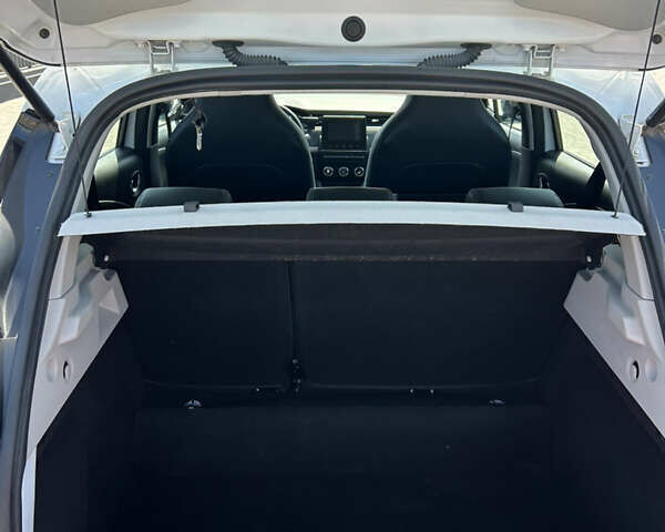 Белый Рено Зое, объемом двигателя 0 л и пробегом 119 тыс. км за 11700 $, фото 13 на Automoto.ua