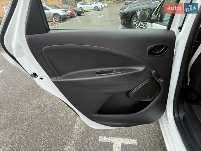 Белый Рено Зое, объемом двигателя 0 л и пробегом 39 тыс. км за 12300 $, фото 32 на Automoto.ua