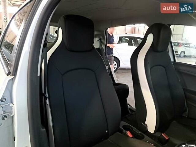 Белый Рено Зое, объемом двигателя 0 л и пробегом 67 тыс. км за 13000 $, фото 10 на Automoto.ua