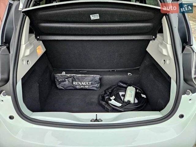 Белый Рено Зое, объемом двигателя 0 л и пробегом 74 тыс. км за 11600 $, фото 18 на Automoto.ua