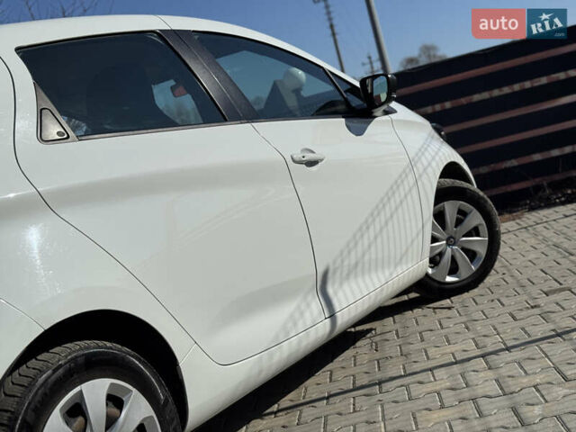 Белый Рено Зое, объемом двигателя 0 л и пробегом 105 тыс. км за 11900 $, фото 28 на Automoto.ua