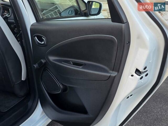Белый Рено Зое, объемом двигателя 0 л и пробегом 85 тыс. км за 12999 $, фото 27 на Automoto.ua