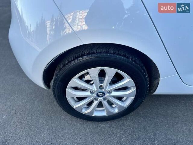Белый Рено Зое, объемом двигателя 0 л и пробегом 83 тыс. км за 11999 $, фото 8 на Automoto.ua