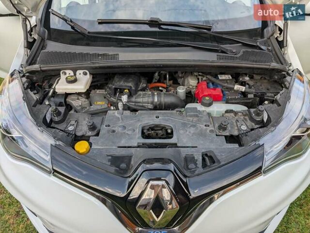 Белый Рено Зое, объемом двигателя 0 л и пробегом 56 тыс. км за 12500 $, фото 14 на Automoto.ua