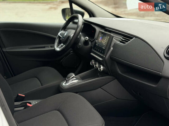 Білий Рено Зое, об'ємом двигуна 0 л та пробігом 28 тис. км за 12222 $, фото 27 на Automoto.ua