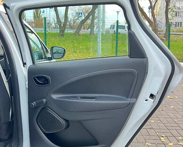 Белый Рено Зое, объемом двигателя 0 л и пробегом 52 тыс. км за 12200 $, фото 15 на Automoto.ua