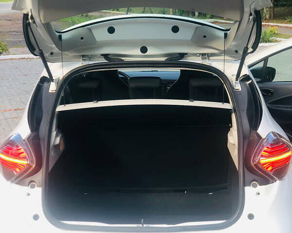 Белый Рено Зое, объемом двигателя 0 л и пробегом 38 тыс. км за 11999 $, фото 10 на Automoto.ua