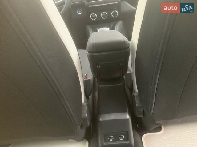 Белый Рено Зое, объемом двигателя 0 л и пробегом 85 тыс. км за 12500 $, фото 10 на Automoto.ua