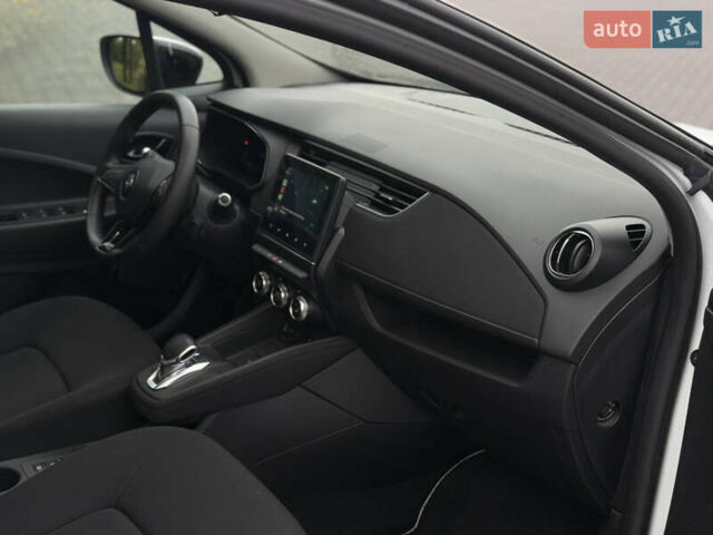 Белый Рено Зое, объемом двигателя 0 л и пробегом 80 тыс. км за 12450 $, фото 17 на Automoto.ua