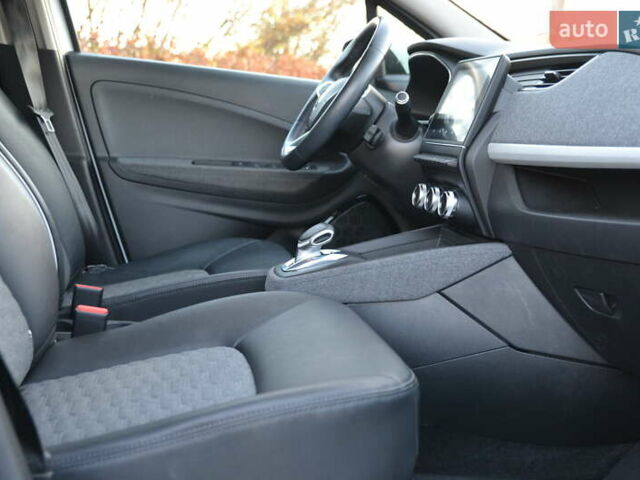 Белый Рено Зое, объемом двигателя 0 л и пробегом 50 тыс. км за 13999 $, фото 22 на Automoto.ua