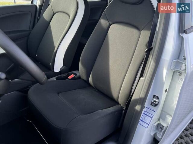 Белый Рено Зое, объемом двигателя 0 л и пробегом 37 тыс. км за 12931 $, фото 12 на Automoto.ua