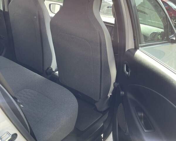 Белый Рено Зое, объемом двигателя 0 л и пробегом 31 тыс. км за 13800 $, фото 5 на Automoto.ua