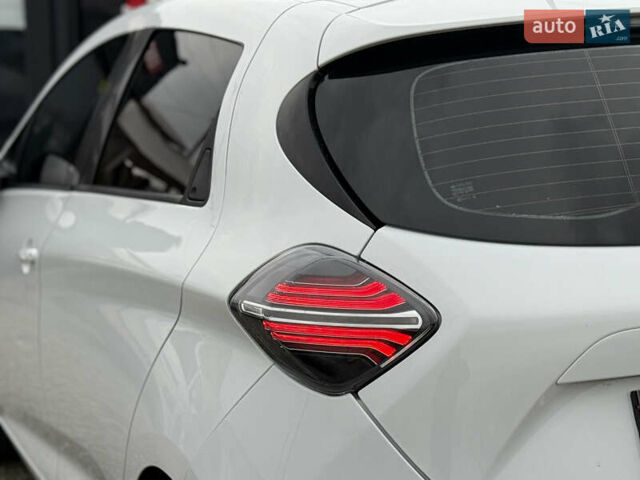 Белый Рено Зое, объемом двигателя 0 л и пробегом 85 тыс. км за 10999 $, фото 11 на Automoto.ua