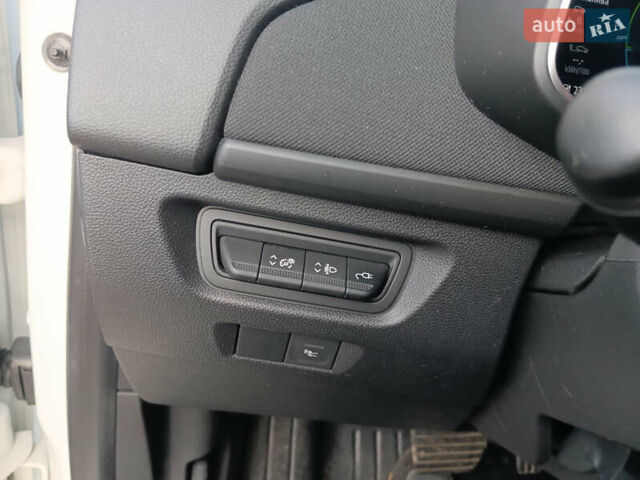 Белый Рено Зое, объемом двигателя 0 л и пробегом 39 тыс. км за 12000 $, фото 22 на Automoto.ua