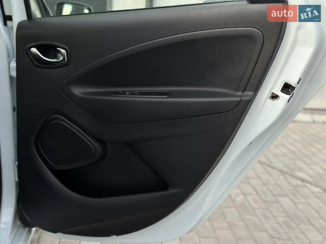 Белый Рено Зое, объемом двигателя 0 л и пробегом 106 тыс. км за 11400 $, фото 35 на Automoto.ua