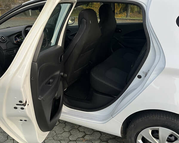 Білий Рено Зое, об'ємом двигуна 0 л та пробігом 70 тис. км за 11600 $, фото 10 на Automoto.ua