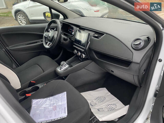 Белый Рено Зое, объемом двигателя 0 л и пробегом 88 тыс. км за 11700 $, фото 9 на Automoto.ua