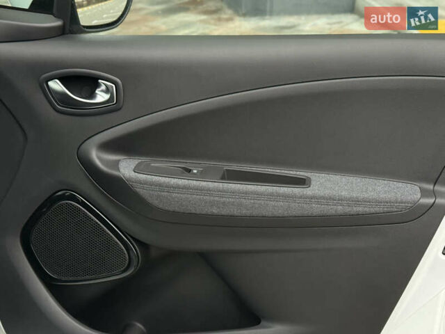 Белый Рено Зое, объемом двигателя 0 л и пробегом 52 тыс. км за 12999 $, фото 23 на Automoto.ua