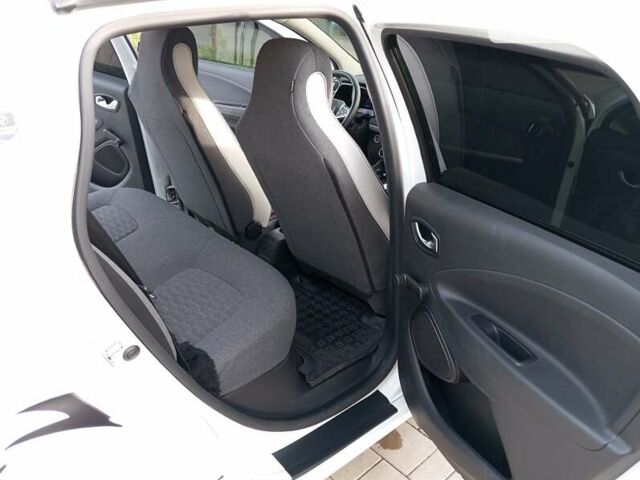 Белый Рено Зое, объемом двигателя 0 л и пробегом 58 тыс. км за 12300 $, фото 16 на Automoto.ua
