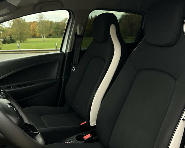 Белый Рено Зое, объемом двигателя 0 л и пробегом 95 тыс. км за 11650 $, фото 56 на Automoto.ua