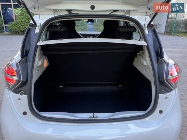 Белый Рено Зое, объемом двигателя 0 л и пробегом 70 тыс. км за 11999 $, фото 11 на Automoto.ua