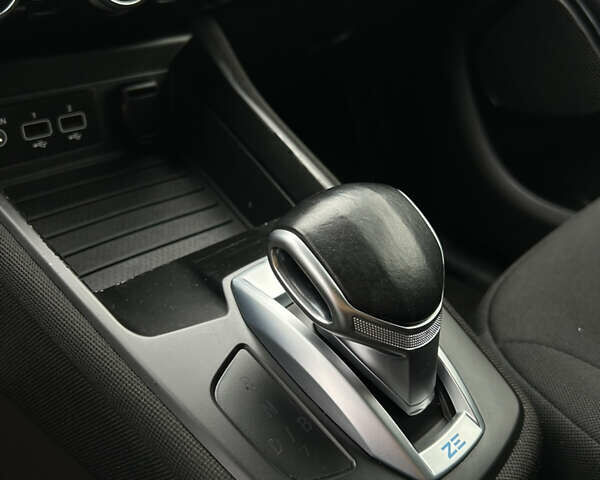 Білий Рено Зое, об'ємом двигуна 0 л та пробігом 95 тис. км за 11999 $, фото 50 на Automoto.ua