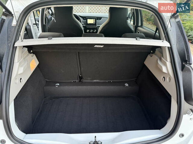 Белый Рено Зое, объемом двигателя 0 л и пробегом 7 тыс. км за 13250 $, фото 12 на Automoto.ua