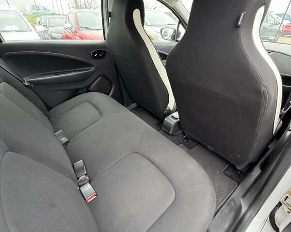 Белый Рено Зое, объемом двигателя 0 л и пробегом 74 тыс. км за 12300 $, фото 29 на Automoto.ua