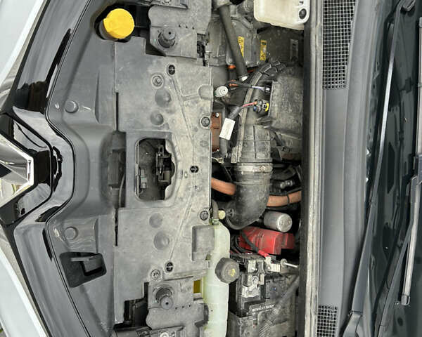 Белый Рено Зое, объемом двигателя 0 л и пробегом 95 тыс. км за 11650 $, фото 79 на Automoto.ua