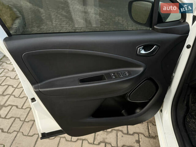 Белый Рено Зое, объемом двигателя 0 л и пробегом 68 тыс. км за 11400 $, фото 9 на Automoto.ua