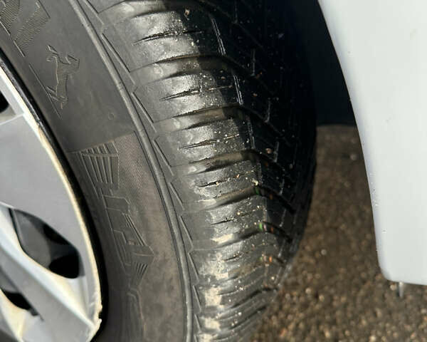 Белый Рено Зое, объемом двигателя 0 л и пробегом 21 тыс. км за 12100 $, фото 11 на Automoto.ua