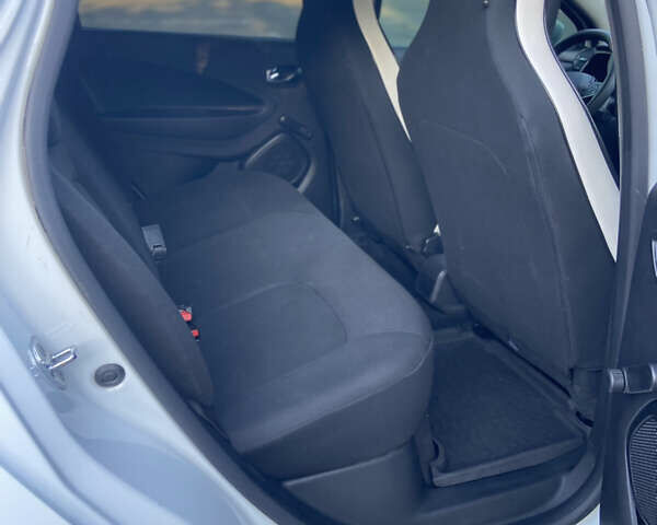 Белый Рено Зое, объемом двигателя 0 л и пробегом 125 тыс. км за 11500 $, фото 13 на Automoto.ua