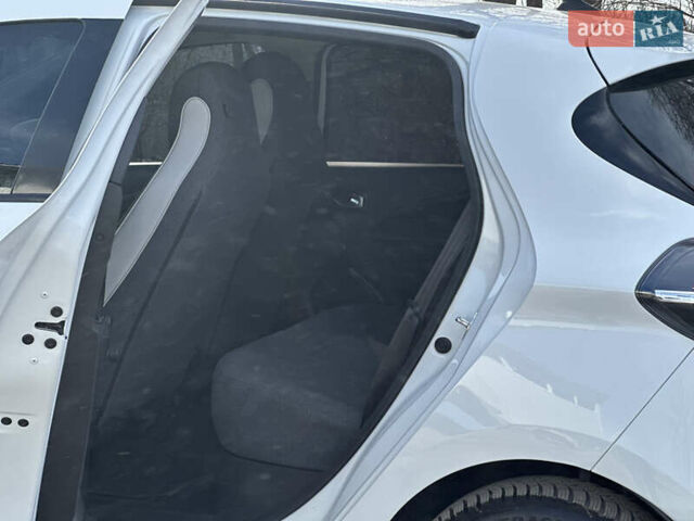 Белый Рено Зое, объемом двигателя 0 л и пробегом 25 тыс. км за 12300 $, фото 39 на Automoto.ua