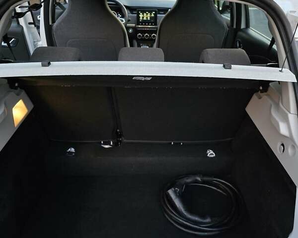 Белый Рено Зое, объемом двигателя 0 л и пробегом 16 тыс. км за 12999 $, фото 39 на Automoto.ua
