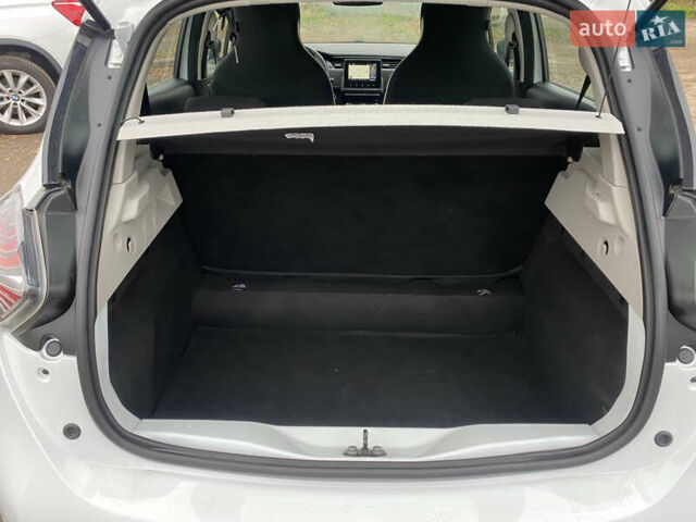 Белый Рено Зое, объемом двигателя 0 л и пробегом 88 тыс. км за 11700 $, фото 8 на Automoto.ua