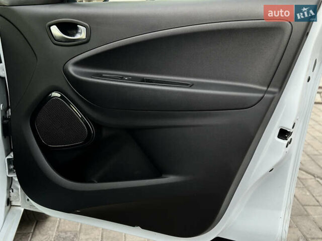 Белый Рено Зое, объемом двигателя 0 л и пробегом 106 тыс. км за 11400 $, фото 44 на Automoto.ua