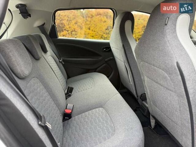 Белый Рено Зое, объемом двигателя 0 л и пробегом 100 тыс. км за 11890 $, фото 9 на Automoto.ua