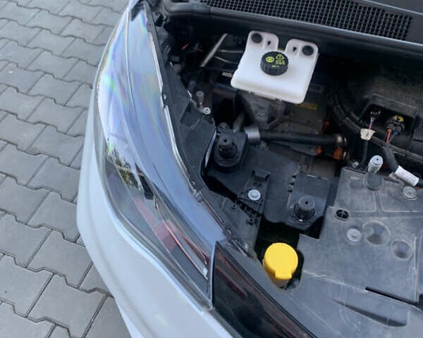 Белый Рено Зое, объемом двигателя 0 л и пробегом 81 тыс. км за 14200 $, фото 11 на Automoto.ua