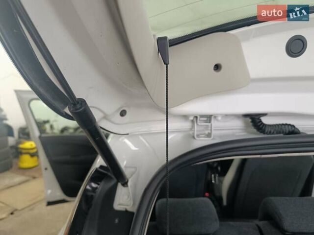 Белый Рено Зое, объемом двигателя 0 л и пробегом 130 тыс. км за 10350 $, фото 29 на Automoto.ua