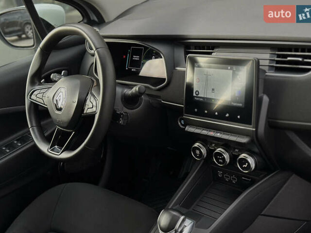 Белый Рено Зое, объемом двигателя 0 л и пробегом 106 тыс. км за 11400 $, фото 46 на Automoto.ua