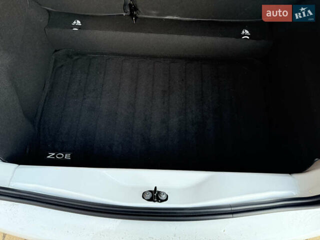 Белый Рено Зое, объемом двигателя 0 л и пробегом 7 тыс. км за 13250 $, фото 13 на Automoto.ua