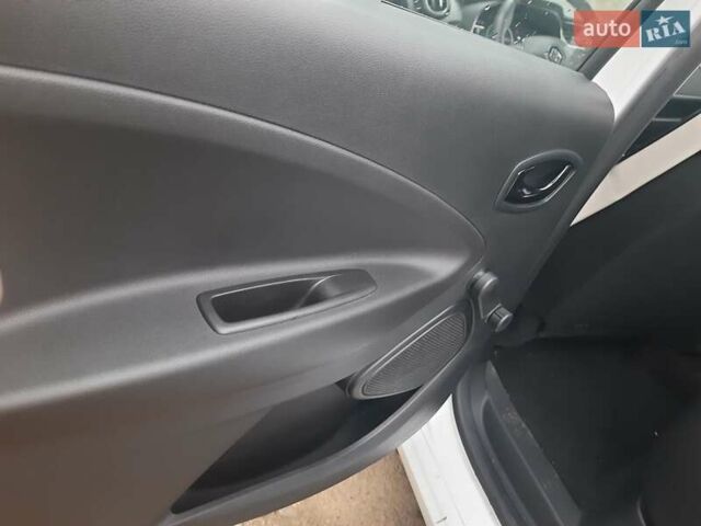 Белый Рено Зое, объемом двигателя 0 л и пробегом 123 тыс. км за 10999 $, фото 26 на Automoto.ua