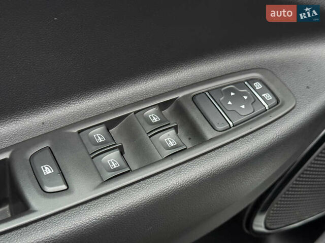 Белый Рено Зое, объемом двигателя 0 л и пробегом 80 тыс. км за 12450 $, фото 14 на Automoto.ua