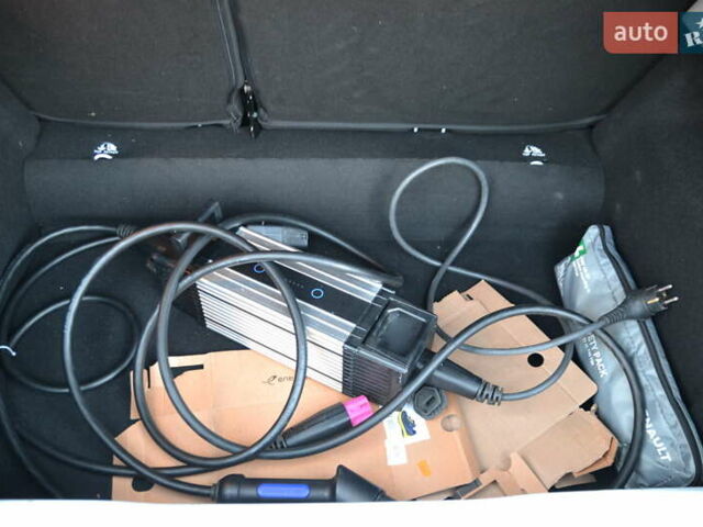 Белый Рено Зое, объемом двигателя 0 л и пробегом 50 тыс. км за 13999 $, фото 18 на Automoto.ua