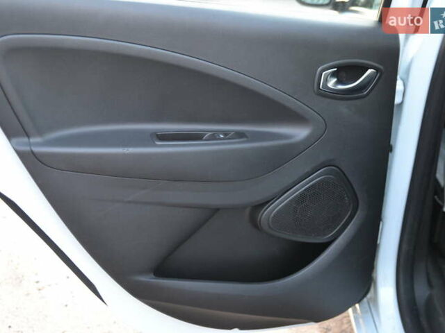 Белый Рено Зое, объемом двигателя 0 л и пробегом 50 тыс. км за 13999 $, фото 17 на Automoto.ua